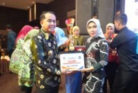 TP PKK Kabupaten Langkat kembali menunjukkan prestasinya di ajang Jambore Kader PKK Tingkat Provinsi Sumatera Utara 2024. Di bawah kepemimpinan Pj. Ketua TP PKK, Ny. Uke Retno Faisal Hasrimy, tim PKK Langkat berhasil meraih juara 3 dalam perlombaan Cerdas Cermat Kader PKK serta juara 3 dalam kategori Medley, pada acara yang berlangsung pada Selasa (20/08/2024) malam.