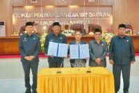 Plt Bupati Langkat H.Syah Afandin SH Menandatangani berita acara bersama Ketua DPRD Langkat Sribana Perangin Angin.(yg)