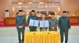 Plt Bupati Langkat H.Syah Afandin SH Menandatangani berita acara bersama Ketua DPRD Langkat Sribana Perangin Angin.(yg)