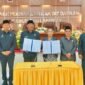 Plt Bupati Langkat H.Syah Afandin SH Menandatangani berita acara bersama Ketua DPRD Langkat Sribana Perangin Angin.(yg)