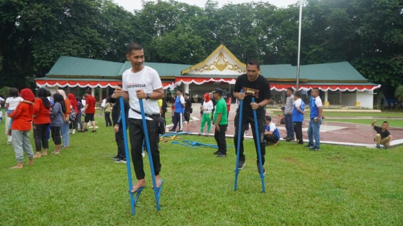Perlombaan tardisional engrang yang turut dimainkan guna menyemarakkan HUT RI Ke 79 di alun-alun Stabat.(yong)