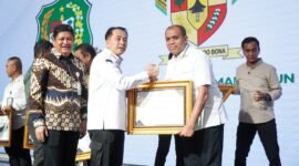 Keterangan gambar : Pj Bupati Langkat Faisal Hasrimi saat menerima penghargaan dari BPJS Ketenaga Kerjaan terkait Komitmennya dengan pekerja.(ikp)