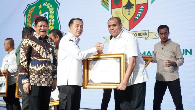 Keterangan gambar : Pj Bupati Langkat Faisal Hasrimi saat menerima penghargaan dari BPJS Ketenaga Kerjaan terkait Komitmennya dengan pekerja.(ikp)