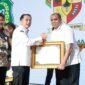 Keterangan gambar : Pj Bupati Langkat Faisal Hasrimi saat menerima penghargaan dari BPJS Ketenaga Kerjaan terkait Komitmennya dengan pekerja.(ikp)