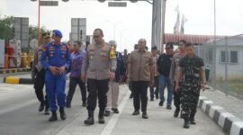 Pj Bupati Langkat bersama Kapolres AKBP David Triyo Prasojo, Dandim 0203/LKT, dan rombongan melakukan peninjauan langsung ke lokasi acara dan beberapa titik strategis yang rencananya akan dikunjungi oleh Presiden Joko Widodo. Langkah ini diambil untuk memastikan bahwa segala persiapan telah matang dan siap mendukung kelancaran acara peresmian.(yong)