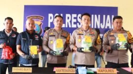 Kapolres Binjai AKBP Bambang C. Utomo, memimpin langsung pers release di halaman Mapolres Binjai, Jalan S. Hasanuddin, Kecamatan Binjai Kota, Selasa (20/8). (Kusmul)
