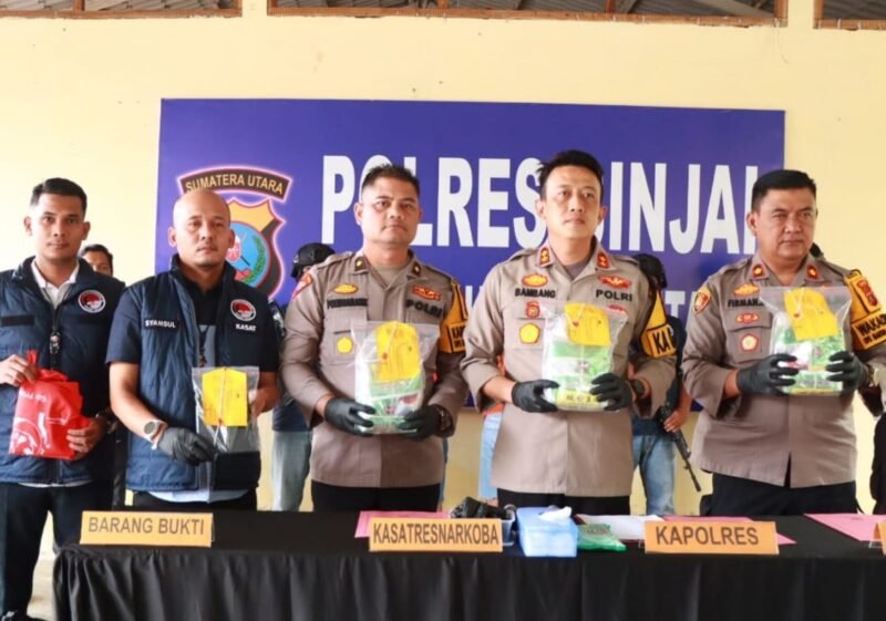 Kapolres Binjai AKBP Bambang C. Utomo, memimpin langsung pers release di halaman Mapolres Binjai, Jalan S. Hasanuddin, Kecamatan Binjai Kota, Selasa (20/8). (Kusmul)

