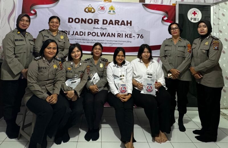 Polisi wanita (polwan) Polres Polres langkat menggelar donor darah. Puluhan kantong berhasil dikumpulkan dalam kegiatan ini.
Donor darah dalam rangka memperingati Hari Jadi Polisi Wanita (Polwan) ke-76 ini berlangsung di Kantor PMI Kabupaten Langkat , Selasa (20/8/2024)