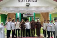 Foto bersama Kejari Langkat di MAN 1 Langkat Tanjung Pura, Selasa (21/5)
