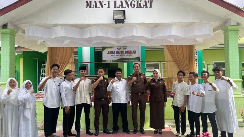 Foto bersama Kejari Langkat di MAN 1 Langkat Tanjung Pura, Selasa (21/5)