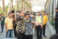 Pj Bupati Langkat H.M.Faisal Hasrimy, AP,M.AP bersama ketua DPRD Langkat Sribana,SE meninjau langsung jembatan Sei Batang serangan yang roboh beberapa hari lalu. (Kamis, 13/06/2024).