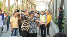 Pj Bupati Langkat H.M.Faisal Hasrimy, AP,M.AP bersama ketua DPRD Langkat Sribana,SE meninjau langsung jembatan Sei Batang serangan yang roboh beberapa hari lalu. (Kamis, 13/06/2024).