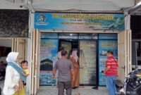 Keterangan gambar : Puluhan warga yang gagal berangkat UMroh mendatangi PT Anugerah Makkah Travel yang katanya bisa mengurus Umroh.(Kusmulia)