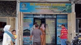 Keterangan gambar : Puluhan warga yang gagal berangkat UMroh mendatangi PT Anugerah Makkah Travel yang katanya bisa mengurus Umroh.(Kusmulia)