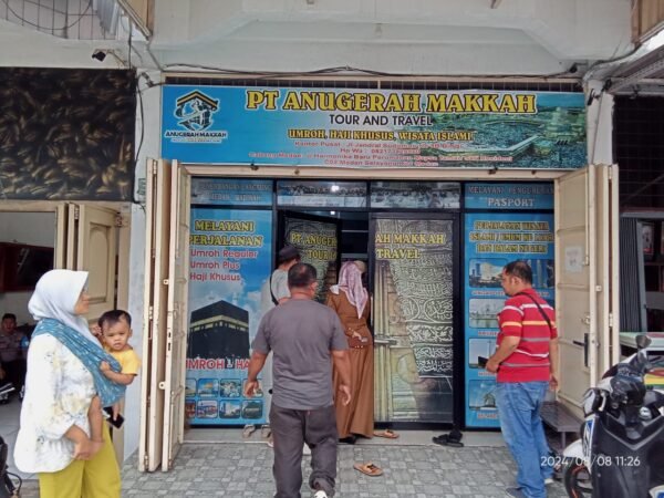 Keterangan gambar : Puluhan warga yang gagal berangkat UMroh mendatangi PT Anugerah Makkah Travel yang katanya bisa mengurus Umroh.(Kusmulia)