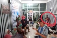 Keterangan photo : Puluhan warga yang kebanyakan kaum guru saat mendatangi PT Anugerah Makkah, telihat Rasyid (lingkaran) salah seorang petugas PT ANugerah Makkah.(Kusmulia)