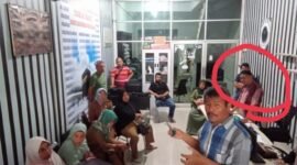 Keterangan photo : Puluhan warga yang kebanyakan kaum guru saat mendatangi PT Anugerah Makkah, telihat Rasyid (lingkaran) salah seorang petugas PT ANugerah Makkah.(Kusmulia)