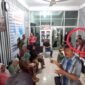 Keterangan photo : Puluhan warga yang kebanyakan kaum guru saat mendatangi PT Anugerah Makkah, telihat Rasyid (lingkaran) salah seorang petugas PT ANugerah Makkah.(Kusmulia)