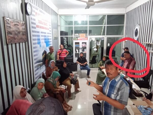 Keterangan photo : Puluhan warga yang kebanyakan kaum guru saat mendatangi PT Anugerah Makkah, telihat Rasyid (lingkaran) salah seorang petugas PT ANugerah Makkah.(Kusmulia)