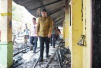 Wali Kota Medan Bobby Nasution meninjau SMP Negeri 20 Medan di Jalan Kapten Rahmad Buddin, Kelurahan Terjun, Kecamatan Medan Marelan, Kamis (15/8). Pasalnya, sekitar pukul 00.30 WIB dini hari tadi, musibah kebakaran telah menghanguskan dan meluluhlantakkan 6 ruangan berupa 5 ruangan kelas dan 1 ruangan perpustakaan yang disebabkan oleh korsleting listrik.