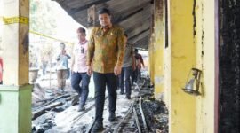 Wali Kota Medan Bobby Nasution meninjau SMP Negeri 20 Medan di Jalan Kapten Rahmad Buddin, Kelurahan Terjun, Kecamatan Medan Marelan, Kamis (15/8). Pasalnya, sekitar pukul 00.30 WIB dini hari tadi, musibah kebakaran telah menghanguskan dan meluluhlantakkan 6 ruangan berupa 5 ruangan kelas dan 1 ruangan perpustakaan yang disebabkan oleh korsleting listrik.