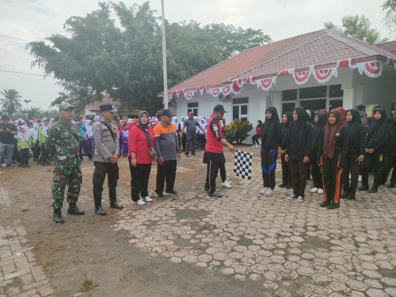 Antusias masyakarat mengikuti kegiatan jalan sehat yang digelar sempena menyemarakkan HUT RI-Ke 79 di Desa Limau Mungkur, Kecamatan Pematang Jaya, Kabupaten Langkat.(Ansor)