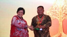 Menteri Lingkungan Hidup Dan Kehutanan ( KLHK ) Republik Indonesia menyerahkan anugerah Penghargaan Lomba Wana Lestari Tingkat Nasional Tahun 2024 kepada
Kelompok Tani Hutan ( KTH ) Maju Bersama diterima Ketuanya Kasto Wahyudi.(Istimewa)