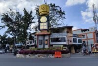 TUgu Adipura yang berada tepat ditengah persimpangan Kantor Bupati Langkat yang baru dibangun setahun lalu terlihat mulai kupak kapik. (Kusmulia)