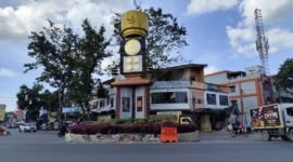 TUgu Adipura yang berada tepat ditengah persimpangan Kantor Bupati Langkat yang baru dibangun setahun lalu terlihat mulai kupak kapik. (Kusmulia)