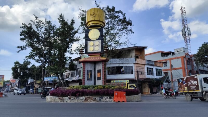 TUgu Adipura yang berada tepat ditengah persimpangan Kantor Bupati Langkat yang baru dibangun setahun lalu terlihat mulai kupak kapik. (Kusmulia)