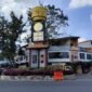 TUgu Adipura yang berada tepat ditengah persimpangan Kantor Bupati Langkat yang baru dibangun setahun lalu terlihat mulai kupak kapik. (Kusmulia)