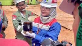 Caption foto: Afrilia Elisa, Sr Petroleum Engineer PHR, Kepala Proyek VENUS, tengah menunjukkan bejana berisi fluida lapisan minyak hasil dari sumur evaluasi menggunakan  VENUS.(yong/ist)