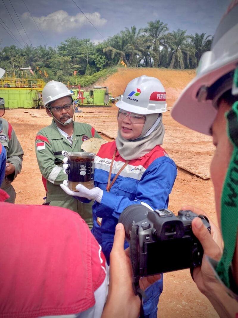 Caption foto: Afrilia Elisa, Sr Petroleum Engineer PHR, Kepala Proyek VENUS, tengah menunjukkan bejana berisi fluida lapisan minyak hasil dari sumur evaluasi menggunakan  VENUS.(yong/ist)