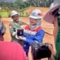 Caption foto: Afrilia Elisa, Sr Petroleum Engineer PHR, Kepala Proyek VENUS, tengah menunjukkan bejana berisi fluida lapisan minyak hasil dari sumur evaluasi menggunakan  VENUS.(yong/ist)