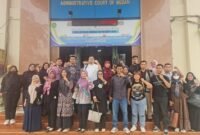 Para guru honorer yang menuntut haknya melalui PTUN di Medan photo bersama AHli usai menjalani persidangan.(kus)