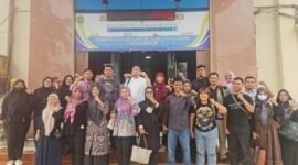 Para guru honorer yang menuntut haknya melalui PTUN di Medan photo bersama AHli usai menjalani persidangan.(kus)
