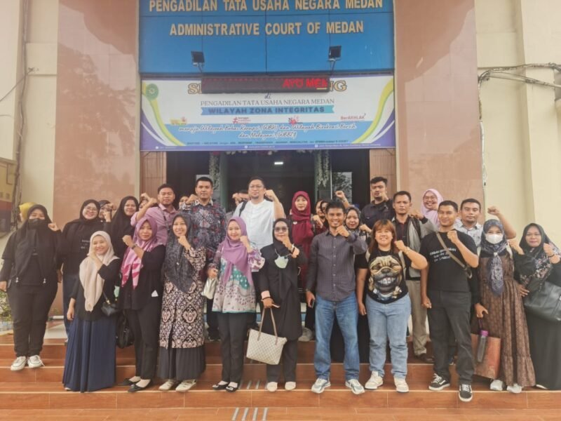 Para guru honorer yang menuntut haknya melalui PTUN di Medan photo bersama AHli usai menjalani persidangan.(kus)