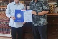 menerima SK dukungan dari Bang Zulkifli
Hasan, Ketum DPP PAN.