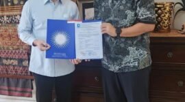 menerima SK dukungan dari Bang Zulkifli
Hasan, Ketum DPP PAN.
