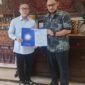 menerima SK dukungan dari Bang Zulkifli
Hasan, Ketum DPP PAN.