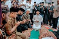 Walikota Medan Bobby Afif Nasution saat melayat kerumah duka.(yong)