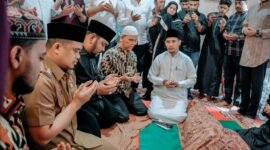 Walikota Medan Bobby Afif Nasution saat melayat kerumah duka.(yong)