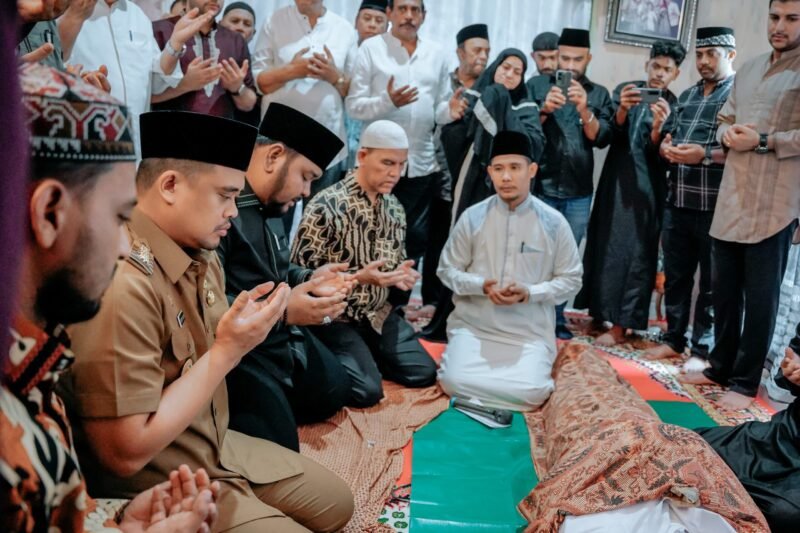 Walikota Medan Bobby Afif Nasution saat melayat kerumah duka.(yong)