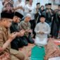 Walikota Medan Bobby Afif Nasution saat melayat kerumah duka.(yong)