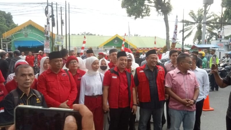 edatangan Bapaslon di Kantor KPU Binjai, langsung disambut dengan tarian khas Melayu tari persembahan, serta  seluruh komisioner penyelenggara pemilu tersebut.