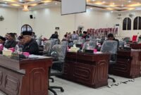 Keterangan gambar : Sidang paripurna dengan agenda penandatanganan KUPPAS Ta 2025 antara Ketua DPRD Langkat dan Pj Bupati Langkat molor. Hal tersebut dari minimnya kehadiran anggota DPRD meski waktu telah berjalan satu jam setengah dari jadwal.(yong)