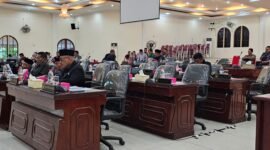 Keterangan gambar : Sidang paripurna dengan agenda penandatanganan KUPPAS Ta 2025 antara Ketua DPRD Langkat dan Pj Bupati Langkat molor. Hal tersebut dari minimnya kehadiran anggota DPRD meski waktu telah berjalan satu jam setengah dari jadwal.(yong)