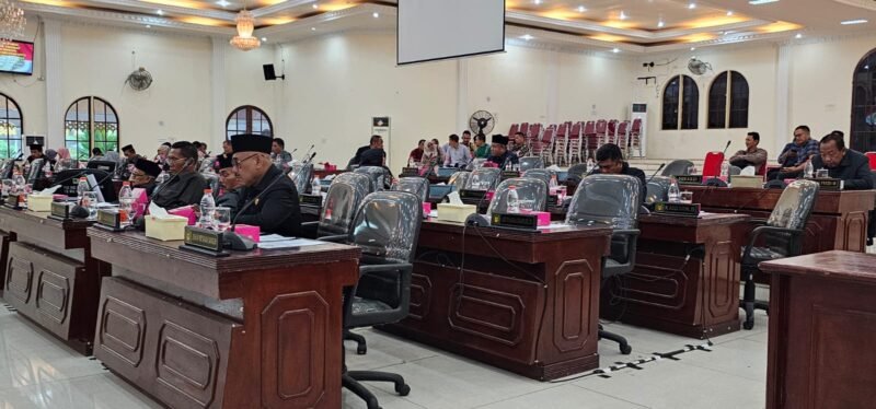 Keterangan gambar : Sidang paripurna dengan agenda penandatanganan KUPPAS Ta 2025 antara Ketua DPRD Langkat dan Pj Bupati Langkat molor. Hal tersebut dari minimnya kehadiran anggota DPRD meski waktu telah berjalan satu jam setengah dari jadwal.(yong)
