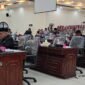 Keterangan gambar : Sidang paripurna dengan agenda penandatanganan KUPPAS Ta 2025 antara Ketua DPRD Langkat dan Pj Bupati Langkat molor. Hal tersebut dari minimnya kehadiran anggota DPRD meski waktu telah berjalan satu jam setengah dari jadwal.(yong)