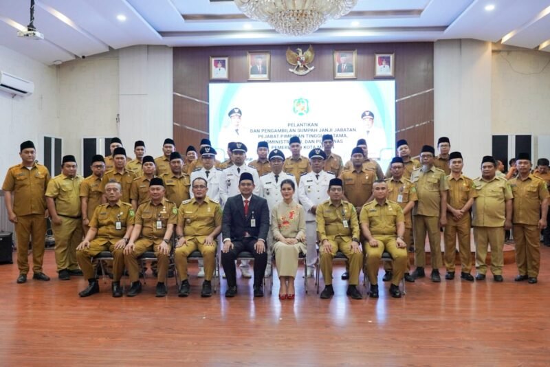 Dihadapan 54 Pejabat Manajerial Pemko Medan yang dilantik di Ruang Rapat III, Balai Kota Medan, Senin (19/8), Wali Kota Medan Bobby Nasution mengingatkan dengan tegas agar tidak melakukan tindak korupsi, praktik pungutan liar (pungli) serta tidak menggunakan atau memanfaatkan jabatan untuk kepentingan ekonominya.(yong)